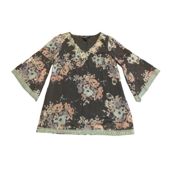 NWT Urban Mangoz Women’s Tunic Gray Floral Bell Sleeve Size Large - Picture 1 of 8